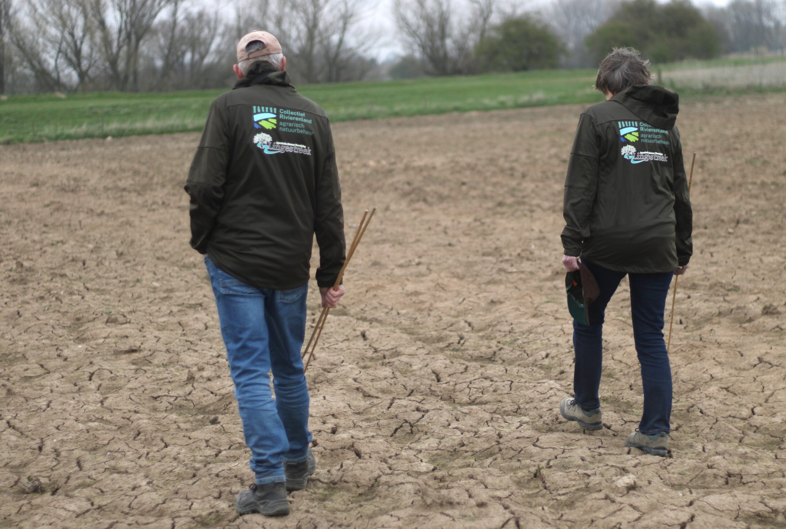 Vrijwilligers in actie met gesponsorde jassen